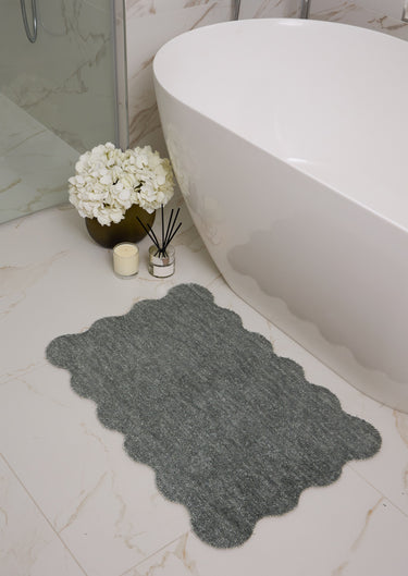 My Mat Soft Washable Bathroom Non Slip Oval, Scallop and Curve Shaped Soft Shag Rug in Ghost Grey - 50 x 80cm Scallop