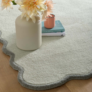 Origins Scalloped Border Elsie Wool Hand Tufted Rug in Sage Green / Seagrass